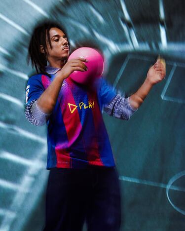 Jules Koundé durante la presentación de la nueva camiseta del Fútbol Club Barcelona en colaboración con Ed Sheeran.