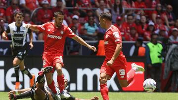 MEX9257. TOLUCA (MÉXICO), 02/07/2023.- Fernando Navarro (i) y Jean Meneses (d) del Toluca disputan el balón con Heriberto Jurado del Necaxa hoy, durante un partido de la jornada 1 del torneo Apertura 2023 de la Liga MX del fútbol mexicano, disputado en el estadio Nemesio Diez, en Toluca (México). EFE/AlexCruz
