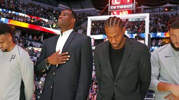 David Robinson y Kawhi Leonard, antes de un partido de los San Antonio Spurs.