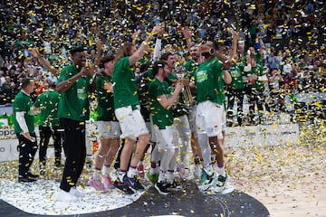 Los jugadores del Unicaja celebran la Copa del Rey ganada al Lenovo Tenerife. 