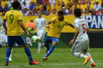 1-0. Neymar marca el primer gol con tiro desde fuera del área.