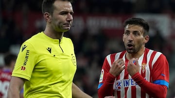 06/01/23  PARTIDO 2ª DIVISION
 SPORTING DE GIJON -  LEVANTE 
 AITOR PROTESTA AL ARBRITO LOPEZ TOCA