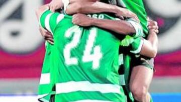 <b>ALEGRÍA. </b>Los jugadores del Sporting celebraban ayer su pase.