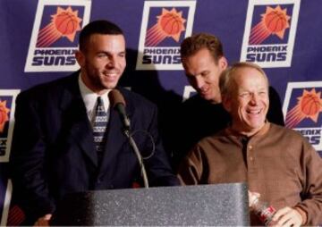 Jason Kidd junto a Cotton Fitzsimmons y Bryan Colangelo en su presentación con Phoenix en 1997. Los Suns dieron a cambio a Michael Finley, A.C. Green y Sam Cassell.