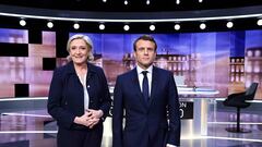 Candidates for the 2017 presidential election, Emmanuel Macron (R), head of the political movement En Marche !, or Onwards !, and Marine Le Pen, of the French National Front (FN) party, pose prior to the start of a live prime-time debate in the studios of French television station France 2, and French private station TF1 in La Plaine-Saint-Denis, near Paris, France, May 3, 2017.    REUTERS/Eric Feferberg/Pool