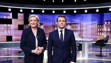 Candidates for the 2017 presidential election, Emmanuel Macron (R), head of the political movement En Marche !, or Onwards !, and Marine Le Pen, of the French National Front (FN) party, pose prior to the start of a live prime-time debate in the studios of French television station France 2, and French private station TF1 in La Plaine-Saint-Denis, near Paris, France, May 3, 2017.    REUTERS/Eric Feferberg/Pool