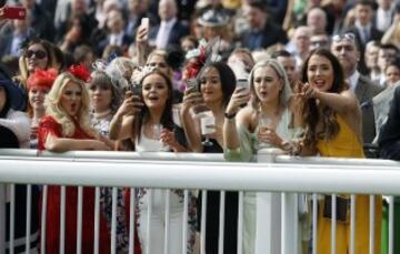 Grand National: Ladies' Day elegance from Aintree