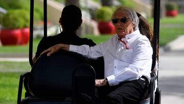 Former F1 boss Bernie Ecclestone rides a golf kart down the paddock on April 8, 2018, prior to the Bahrain Formula One Grand Prix at the Sakhir circuit in Manama. / AFP PHOTO / ANDREJ ISAKOVIC