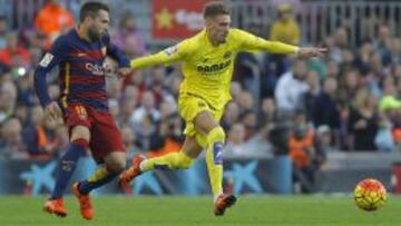 Samu Castillejo (d) se lleva un bal&oacute;n ante Jordi Alba.