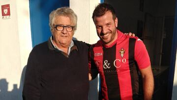 El exjugador holand&eacute;s, Rafael Van der Vaart, con la camiseta del Chiclana Industrial.