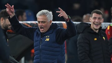 Rome (Italy), 20/04/2023.- AS Roma's head coach Jose' Mourinho celebrates after winning the UEFA Europa League quarter final second leg soccer match between AS Roma and Feyenoord at Olimpico stadium in Rome, Italy, 20 April 2023. (Italia, Roma) EFE/EPA/ETTORE FERRARI
