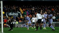 El centrocampista inglés del Real Madrid Jude Bellingham marca el gol que ha sido anulado.