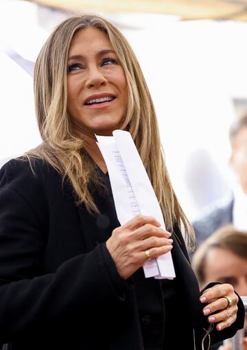 La actriz Jennifer Aniston observa la ceremonia de inauguración de la estrella de Courteney Cox en el Paseo de la Fama de Hollywood en Los Ángeles.