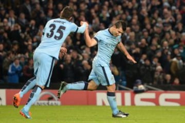 Sergio Agüero anotó los tres tantos en el triunfo de Manchester City.