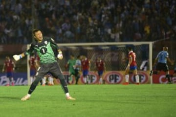 El arquero de Uruguay Fernando Muslera (i) celebra el 1-0 contra Chile hoy, martes 17 de noviembre de 2015, durante un partido de las eliminatorias sudamericanas para el Mundial de Fútbol Rusia 2018, en el estadio Centenario, en Montevideo (Uruguay). 