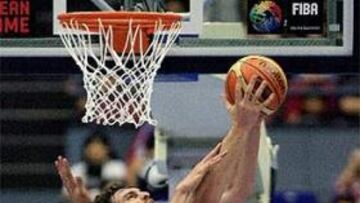 <b>EL REFERENTE.</b> Pau Gasol ha sido el más destacado en los primeros minutos, cuando ha mostrado su calidad para conseguir 13 puntos antes del descanso a pesar de la dureza de la defensa rival y la permivisidad de los árbitros.