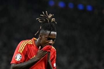 Spain's midfielder #17 Nico Williams gestures during the UEFA Euro 2024 final football match between Spain and England at the Olympiastadion in Berlin on July 14, 2024. (Photo by INA FASSBENDER / AFP)