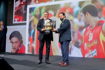 Pepu Hernández, recibe el galardón de manos de José María Arrabal Sedano, secretario General para el Deporte de la Junta de Andalucía. El técnico madrileño lleva a España a la medalla de oro en el Mundial de Japón 2006 y también consigue la plata en el Eurobasket de España. Gana la Copa en el 2000 con el Estudiantes.