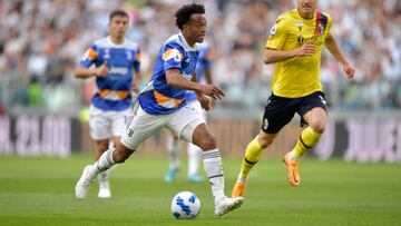 TURIN, ITALY - APRIL 16: Juan Cuadrado of Juventus runs with the ball during the Serie A match between Juventus and Bologna FC at Allianz Stadium on April 16, 2022 in Turin, Italy. (Photo by Daniele Badolato - Juventus FC/Juventus FC via Getty Images)