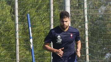 Néstor Araujo corre sobre el césped de A Madroa durante un entrenamiento del Celta.