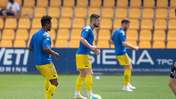 Los jugadores del Alcorcón calientan antes de un partido