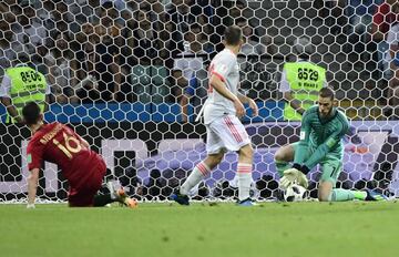 Al portero español David De Gea se le escapa el balón entre las manos que acaba en gol de Cristiano Ronaldo en el partido de fase de grupos entre España y Portugal.
