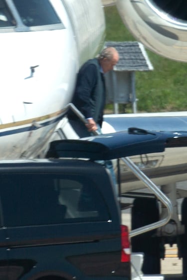 El rey emérito baja del avión a su llegada al Aeropuerto Internacional de Vigo-Peinador.