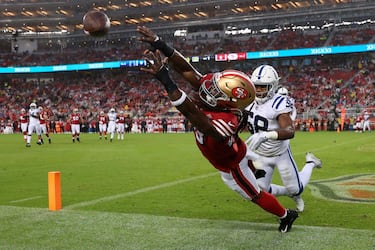 El corredor de los 49ers JaMychal Hasty se estira para intentar anotar un touchdown en el partido del domingo por la noche, ante la mirada del linebacker Bobby Okereke de los Indianapolis Colts. Desgraciadamente para su equipo, no lo conseguiría y el conjunto minero caería derrotado por 30 a 18 en su feudo del Levis Stadium.