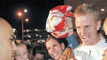 <b>CENTRO DE ATENCIÓN. </b>Cannavaro estuvo muy atento a la afición