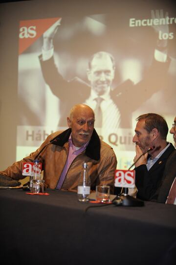 Coloquio 'Hablemos de Quini'. Puente y Rafael Castro, hermano de Enrique Castro 'Quini'.