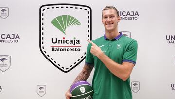 Osetkowski señalando al escudo del Unicaja.