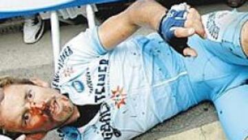 <b>OTRA JORNADA INFERNAL. </b>Como en días precedentes, hubo múltiples caídas que propiciaron lesiones tan espectaculares como la que sufrió el austriaco Rene Haselbacher.