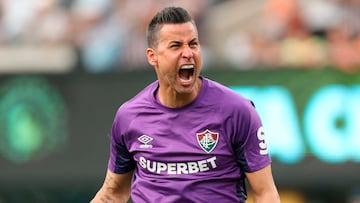 Fábio, portero brasileño de Fluminense, celebrando una victoria de su equipo