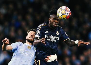 El central del City, Rúben Dias, no quería que se escapara Vinicius de su lado.