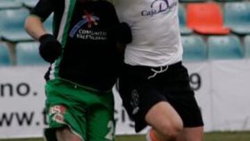 <b>DELANTERO CENTRO. </b>Óscar Trejo pugna con el central del Salamanca Murillo.