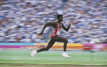 De vez en cuando, una sola fotografía resume todo lo que define los Juegos Olímpicos: la belleza, la gracia, la velocidad, el condicionamiento supremo del atleta, y esta foto de Dave Cannon para la agencia fotográfica Allsport en los juegos de 1984 en Los Ángeles. Es sin duda uno de esos tiros. Aquí se ve a Carl Lewis, uno de los grandes atletas olímpicos de varios eventos, en su aproximación al salto largo y está perfectamente enmarcado en un fondo borroso que le da al espectador la sensación de velocidad y el enfoque total de la visión del túnel de Lewis, quien se convirtió en una superestrella mundial, emulando la hazaña de su héroe, Jesse Owens, al ganar cuatro medallas de oro: los 100 m, los 200 m, el salto largo y el relevo de 4 x 100 m. La transparencia original de este marco fue descubierta recientemente por uno del equipo de editores de Getty Images en Londres.