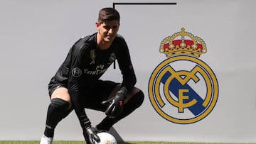 Thibaut Courtois posa como nuevo jugador del Real Madrid sobre el césped del Santiago Bernabéu.