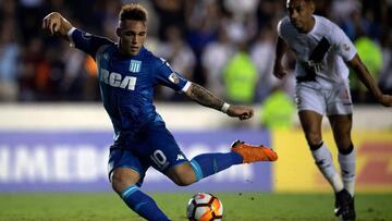 Argentina&#039;s Racing Club player Lautaro Javier Martinez kicks the ball during the Copa Libertadores 2018 football match between Brazil&#039;s Vasco da Gama and Argentina&#039;s Racing Club at Sao Januario stadium in Rio de Janeiro, Brazil, on April 26, 2018.  / AFP PHOTO / Mauro Pimentel