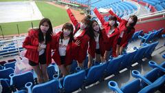 Un grupo de 'cheerleaders' en el estadio de Taoyuan, en la República de China, posan antes de un partido.