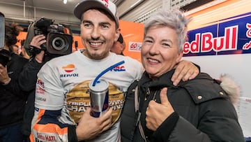 Lorenzo junto a su madre el d&iacute;a de su adi&oacute;s a MotoGP.