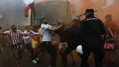 La Polic&iacute;a intentando lidiar con los ultras del Sporting de Gij&oacute;n.