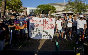 Los aficionados del FC Barcelona se manifestaron en las puertas del club.