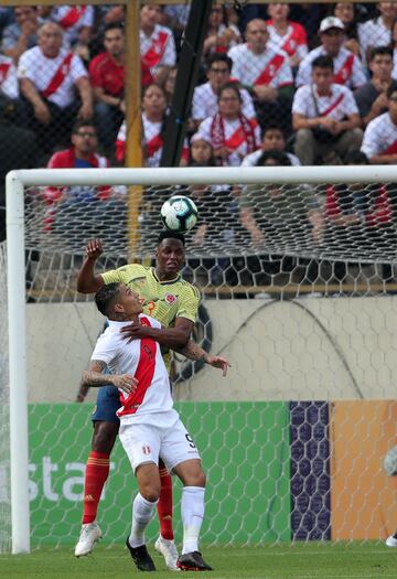 Yerry Mina (atrás) de Colombia disputa un balón con Paolo Guerrero de Perú este domingo en el estadio Monumental U de Lima (Perú). Perú y Colombia se preparan para competir en la Copa América Brasil 2019 a partir del 14 de junio. 
