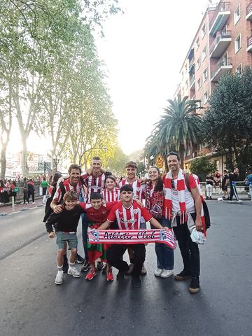 Ibon, con sus hijos y amigos, en Bilbao, en la celebración del título de Copa del Rey conquistado por el Athletic Club.