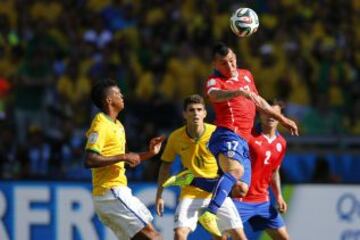 28 de junio de 2014: Al igual que en Sudáfrica 2010, y paradójicamente el mismo día de aquel año, Brasil y Chile se toparían en la ronda de octavos de final de un Mundial, esta vez en tierras brasileñas. Tras empatar 1 a 1 en los 120 minutos (reglamentarios y alargue, con goles de David Luiz para Brasil a los 18' y empate de Alexis Sánchez a los 32'), los pentacampeones derrotaron a 'La Roja' en una dramática definición a penales por 3 a 2.