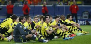 Los jugadores del Borussia agradecen a la afición su apoyo.