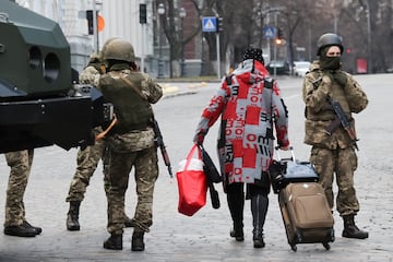 Una mujer huye de Kiev.