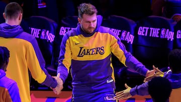 AME4319. LOS ÁNGELES (ESTADOS UNIDOS), 31/03/2025.- Luka Doncic de los Ángeles Lakers saluda a sus compañeros este lunes, en un partido de la NBA entre los Ángeles Lakers y los Houston Rockets, en el Crypto.com Arena en Los Ángeles (Estados Unidos). EFE/ Javier Rojas