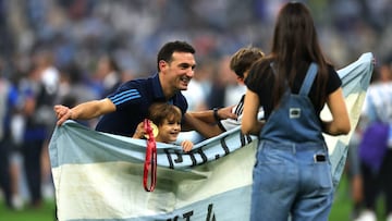 LUSAIL CITY, QATAR - DECEMBER 18: Lionel Scaloni, Head Coach of Argentina, celebrates with his children after the FIFA World Cup Qatar 2022 Final match between Argentina and France at Lusail Stadium on December 18, 2022 in Lusail City, Qatar. (Photo by Lars Baron/Getty Images)