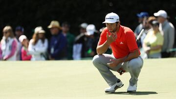 Jon Rahm mira la bola durante la última jornada del Masters en el Augusta National Golf Club de Augusta, Georgia.